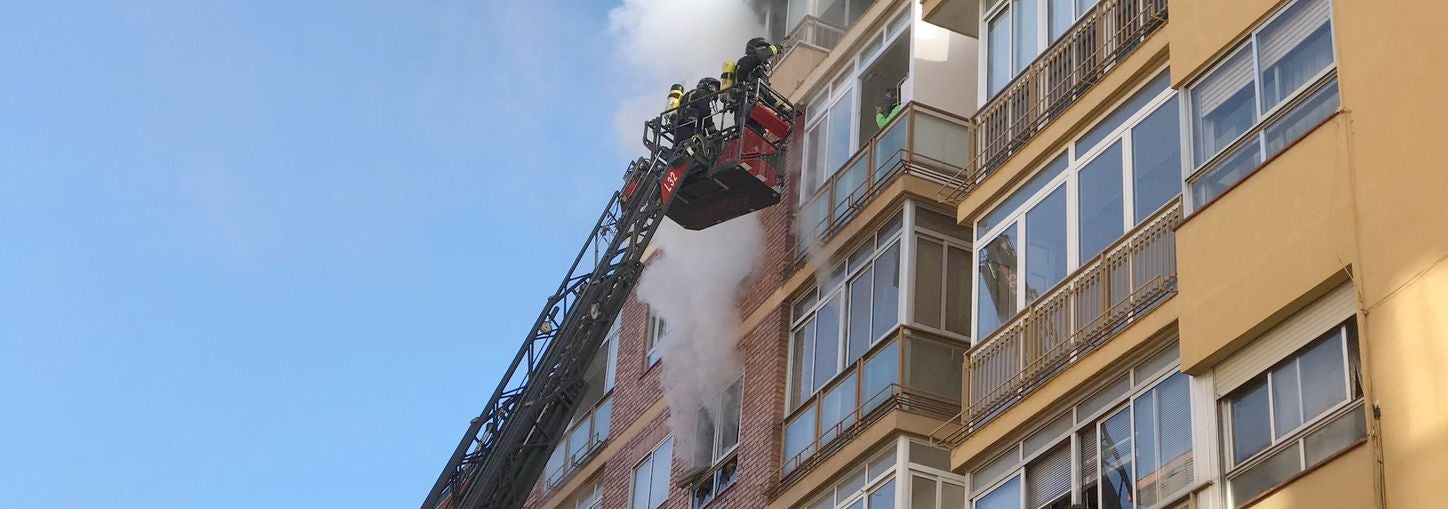 Desalojan un edificio tras un grave incendio en un piso en León capital