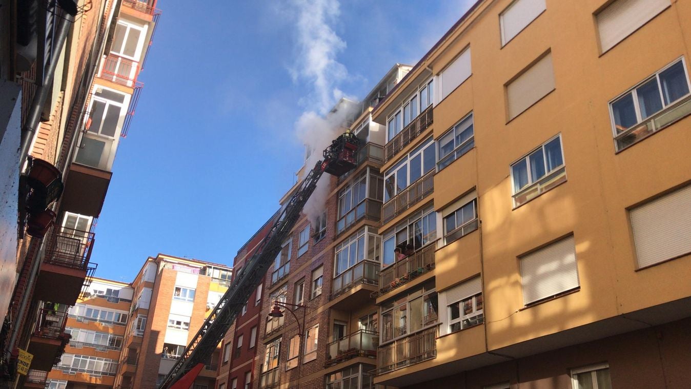 Desalojan un edificio tras un grave incendio en un piso en León capital