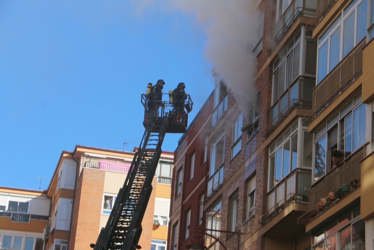 Desalojan un edificio tras un grave incendio en un piso en León capital