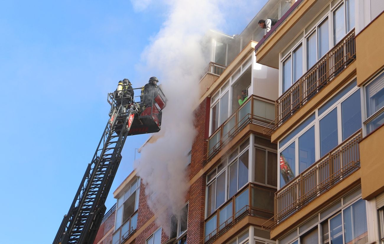 Desalojan un edificio tras un grave incendio en un piso en León capital