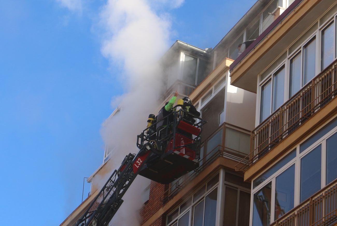 Desalojan un edificio tras un grave incendio en un piso en León capital