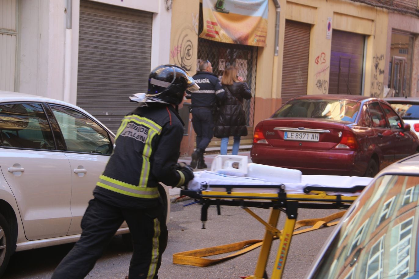 Desalojan un edificio tras un grave incendio en un piso en León capital