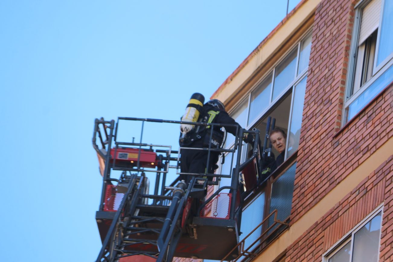 Desalojan un edificio tras un grave incendio en un piso en León capital