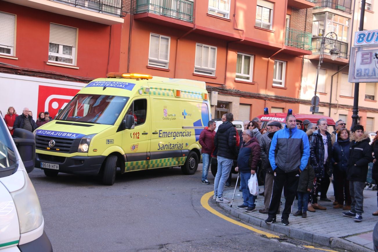 Desalojan un edificio tras un grave incendio en un piso en León capital