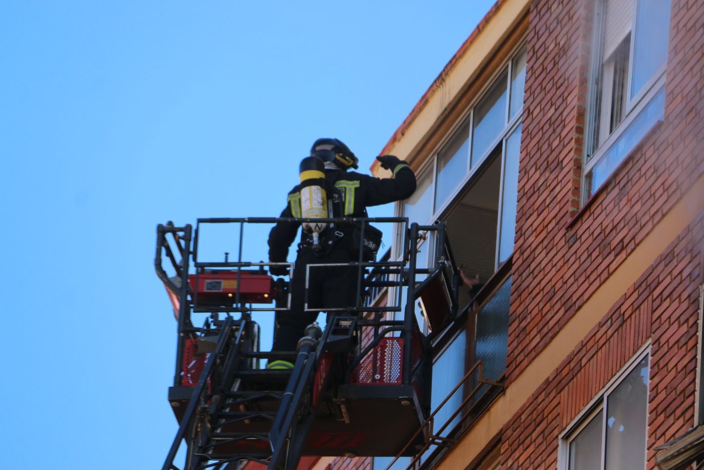 Desalojan un edificio tras un grave incendio en un piso en León capital