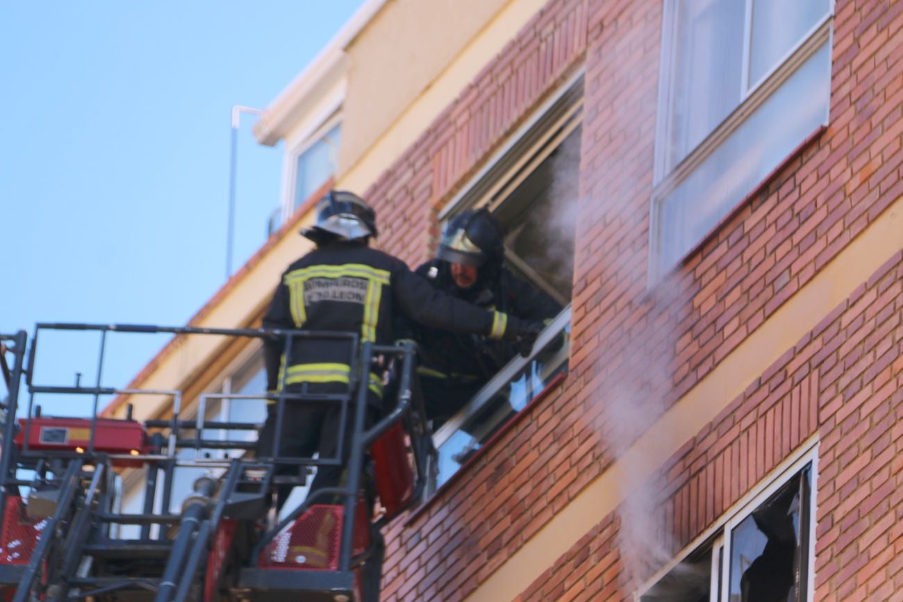 Desalojan un edificio tras un grave incendio en un piso en León capital