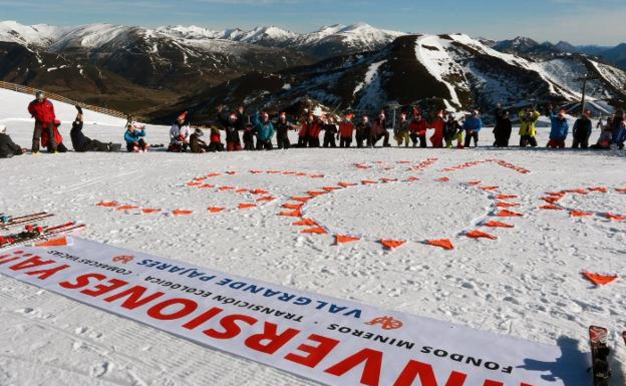 Los esquiadores dibujaron un mensaje de socorro sobre la nieve con gorros de Papá Noel naranjas.