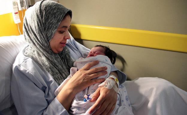 Amina, hija de Jamal y Ghzala, es la primera leonesa del 2020