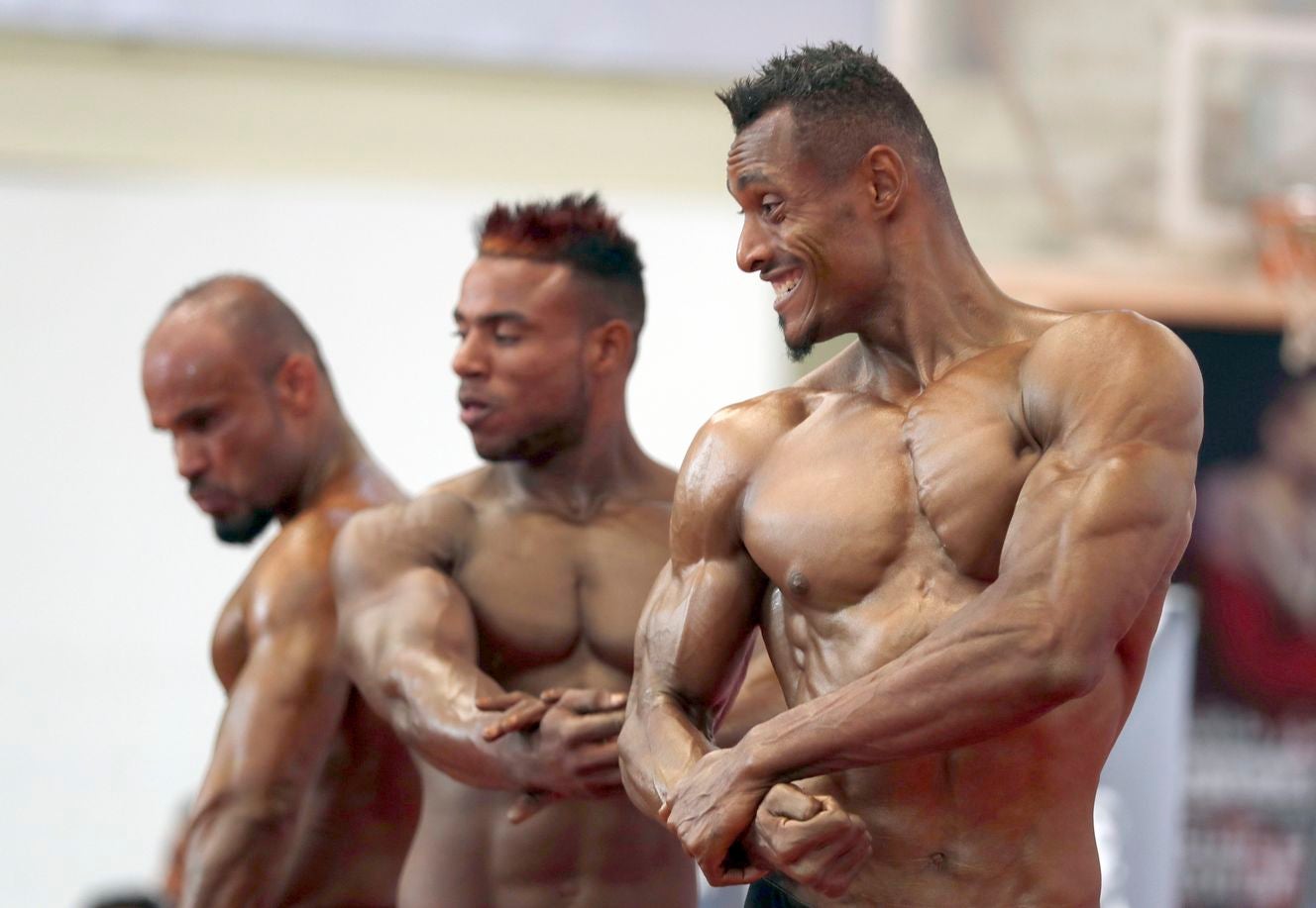 Los culturistas yemeníes flexionan sus músculos durante un campeonato de culturismo en Sana'a, Yemen. Más de 50 culturistas de la mayoría de las provincias del Yemen asolado por la guerra participaron en la competencia local organizada por la Federación Yemení de Culturismo en Sana'a.