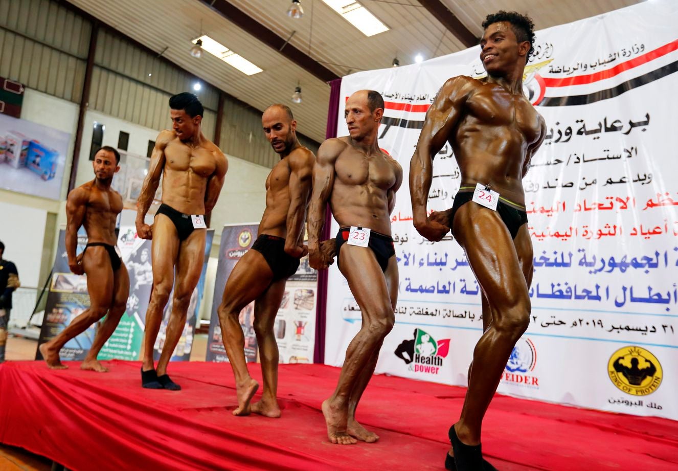 Los culturistas yemeníes flexionan sus músculos durante un campeonato de culturismo en Sana'a, Yemen. Más de 50 culturistas de la mayoría de las provincias del Yemen asolado por la guerra participaron en la competencia local organizada por la Federación Yemení de Culturismo en Sana'a.