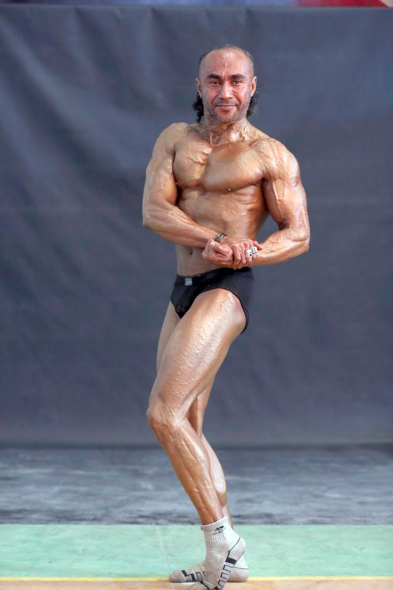 Los culturistas yemeníes flexionan sus músculos durante un campeonato de culturismo en Sana'a, Yemen. Más de 50 culturistas de la mayoría de las provincias del Yemen asolado por la guerra participaron en la competencia local organizada por la Federación Yemení de Culturismo en Sana'a.