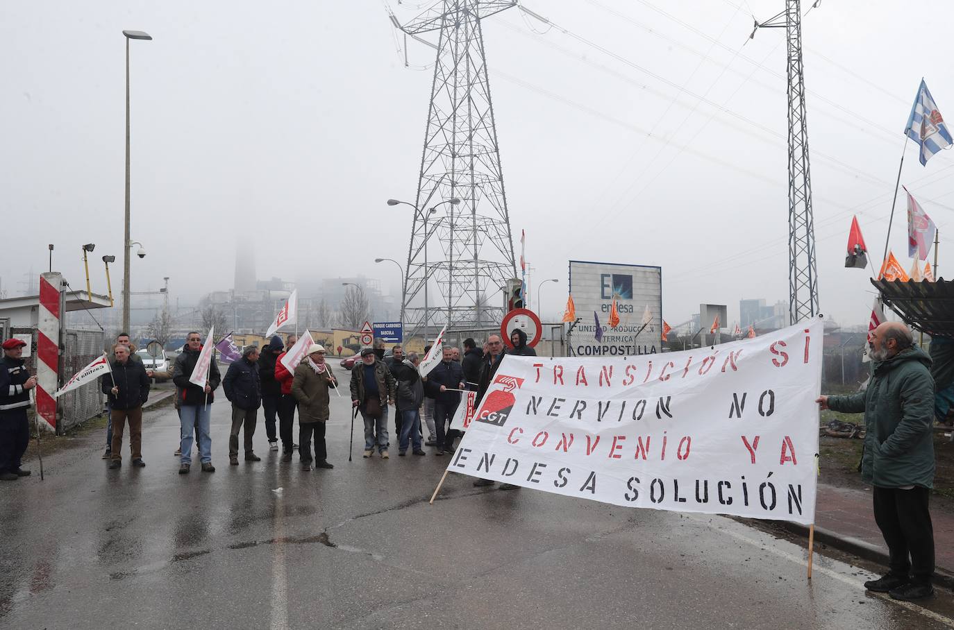 Fotos: Concentración de los empleados de la limpieza industrial en la central de Compostilla