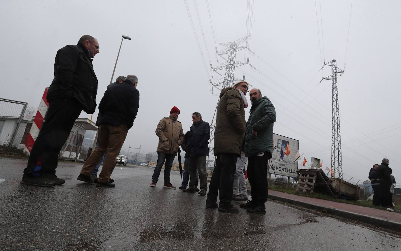 Fotos: Concentración de los empleados de la limpieza industrial en la central de Compostilla