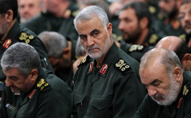 El general Qasem Soleimani (C).