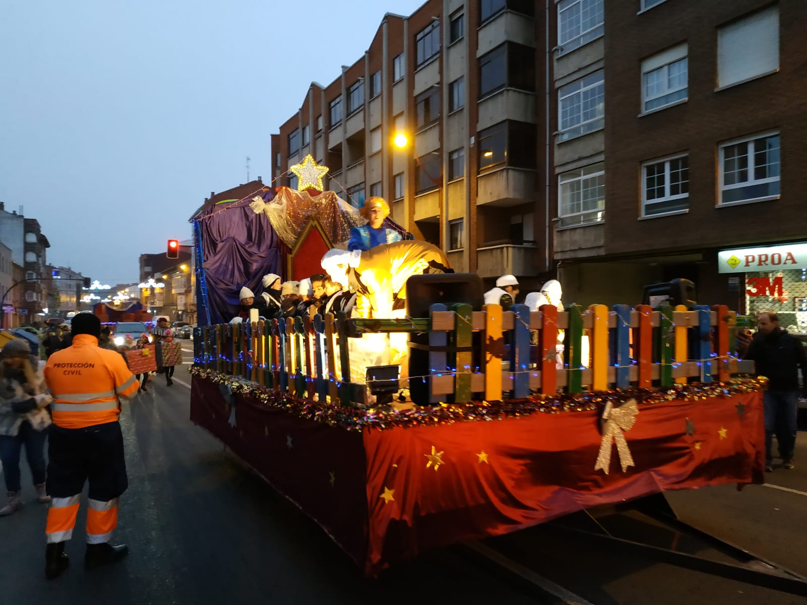 La cabalgata de los pajes reales, que han estado acompañados por asociaciones y peñas del municipio, ha partido de la Casa de Cultura de Pinilla.
