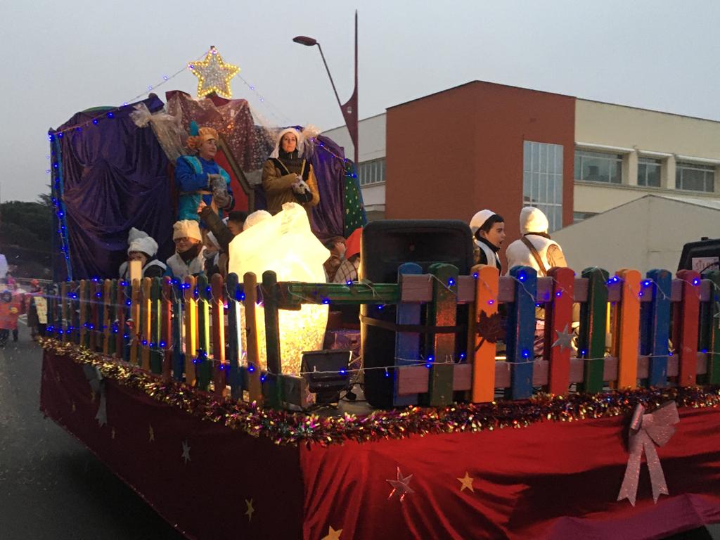La cabalgata de los pajes reales, que han estado acompañados por asociaciones y peñas del municipio, ha partido de la Casa de Cultura de Pinilla.