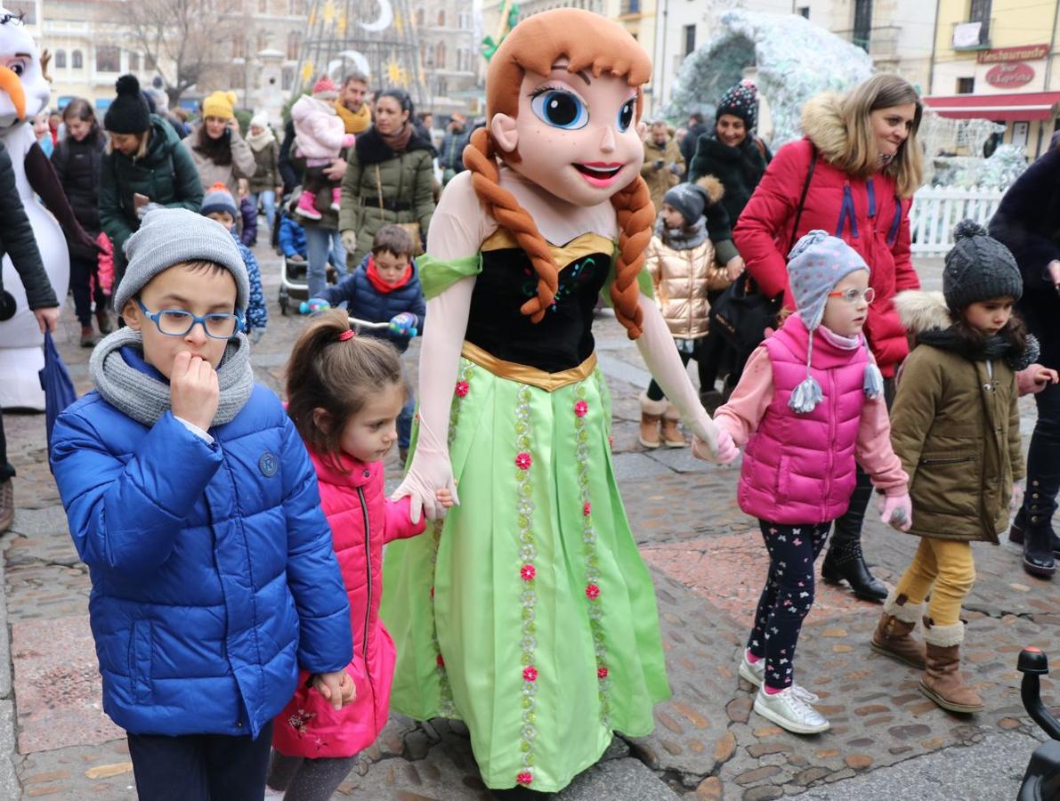 Los personajes de Frozen desfilan por las calles de la capital.