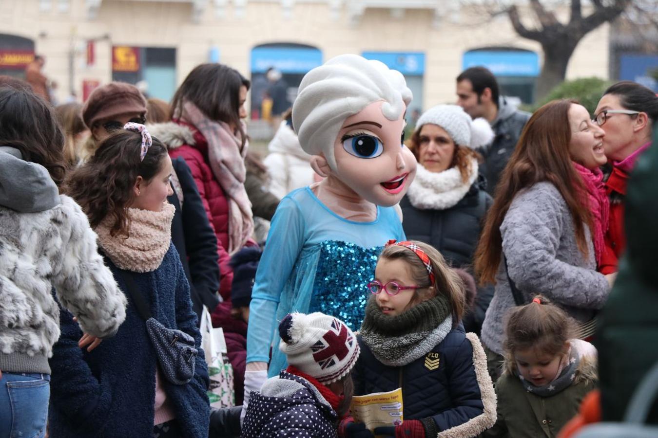 Los personajes de Frozen desfilan por las calles de la capital.