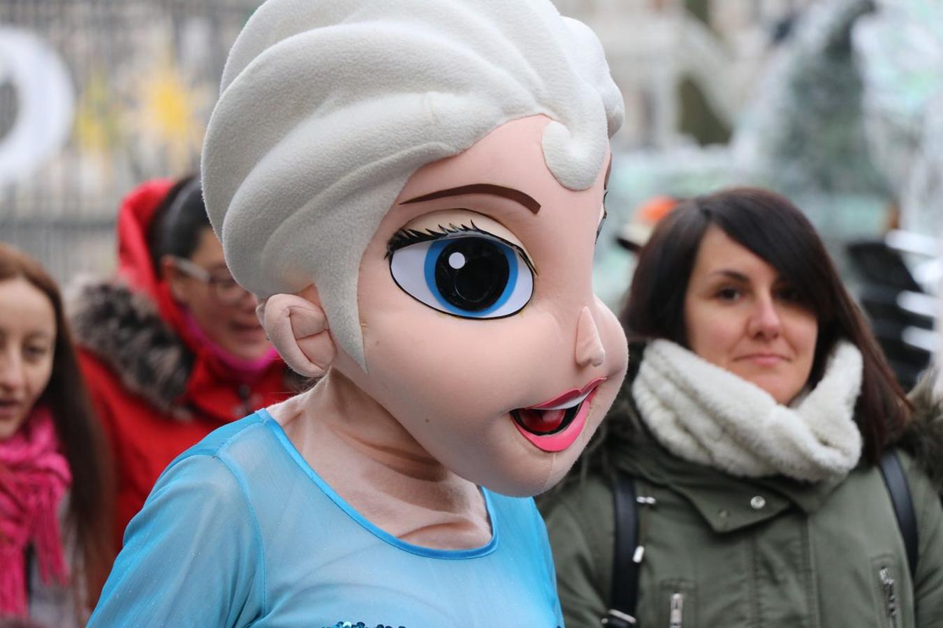 Los personajes de Frozen desfilan por las calles de la capital.