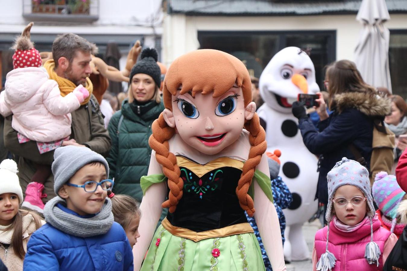 Los personajes de Frozen desfilan por las calles de la capital.