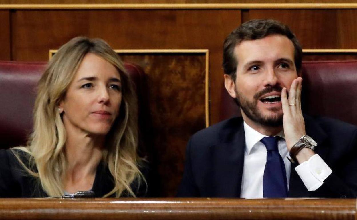 Cayetana Álvarez de Toledo y Pablo Casado durante la sesión de inevstidura.