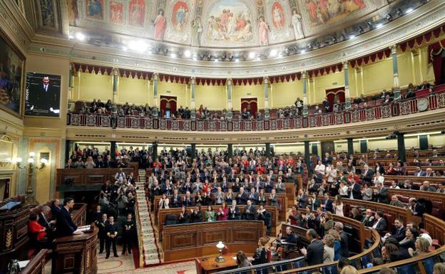 Podemos recibe en pie al candidato socialista