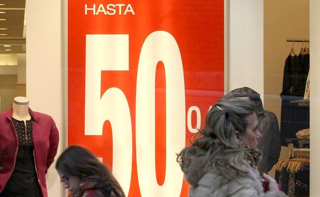 Imagen de una campaña de rebajas con descuentos de hasta el 50%.