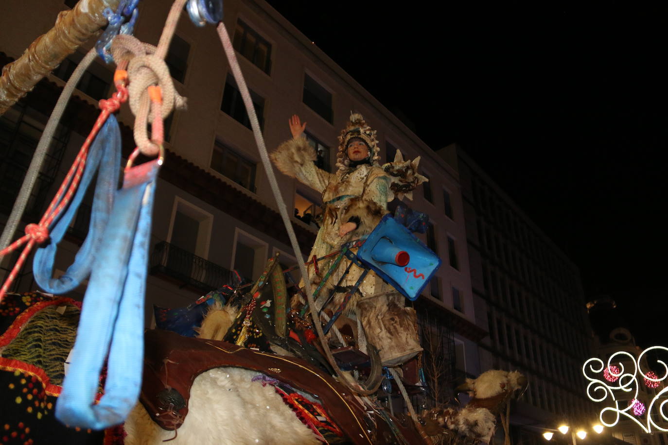 Miles de personas acuden al recorrido de la Cabalgata de los Reyes Magos por las calles de León capital.