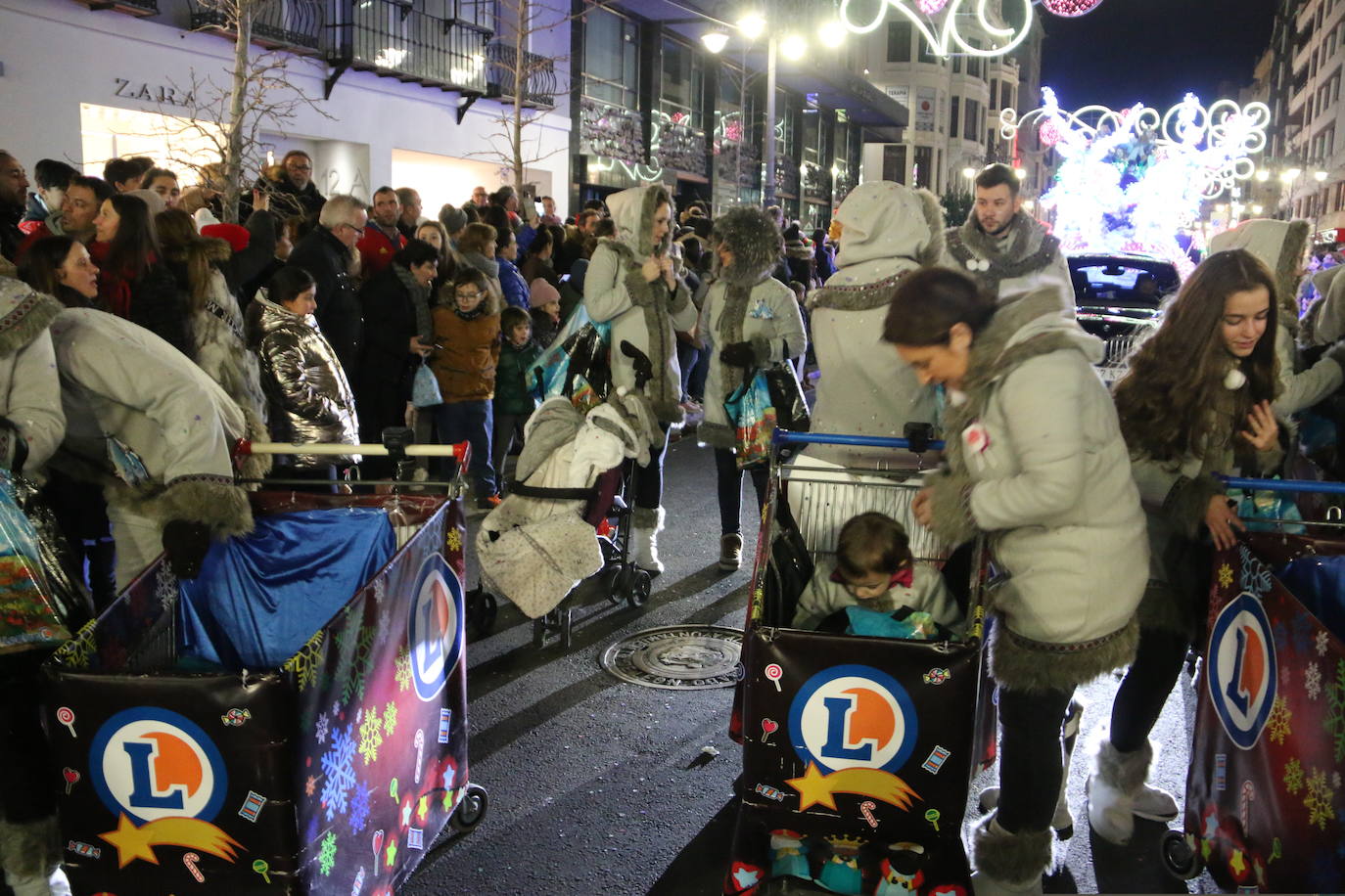 Miles de personas acuden al recorrido de la Cabalgata de los Reyes Magos por las calles de León capital.