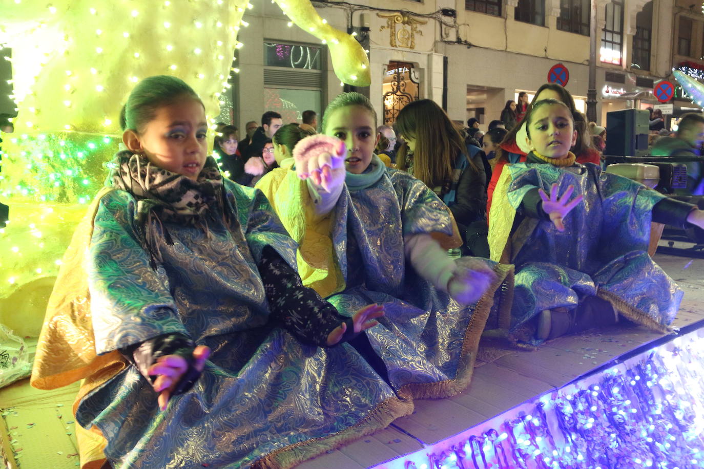 Miles de personas acuden al recorrido de la Cabalgata de los Reyes Magos por las calles de León capital.