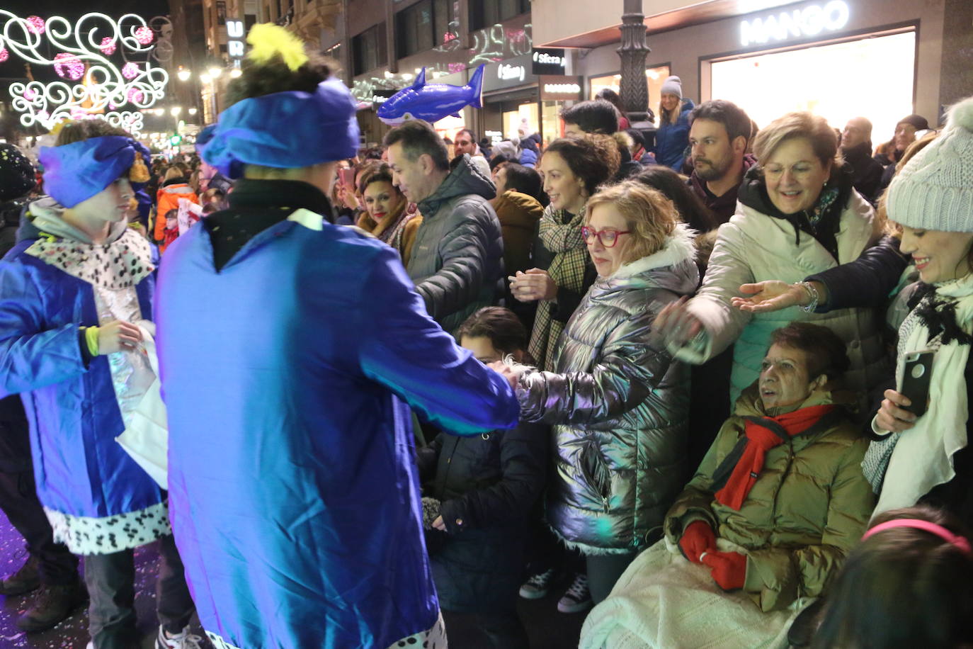 Miles de personas acuden al recorrido de la Cabalgata de los Reyes Magos por las calles de León capital.