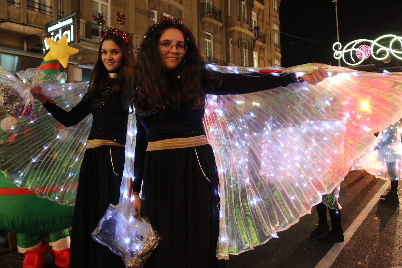 Miles de personas acuden al recorrido de la Cabalgata de los Reyes Magos por las calles de León capital.