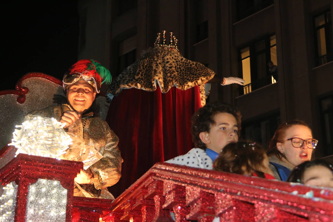 Miles de personas acuden al recorrido de la Cabalgata de los Reyes Magos por las calles de León capital.