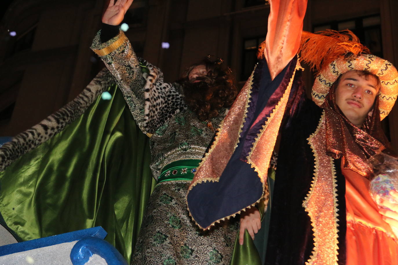 Miles de personas acuden al recorrido de la Cabalgata de los Reyes Magos por las calles de León capital.