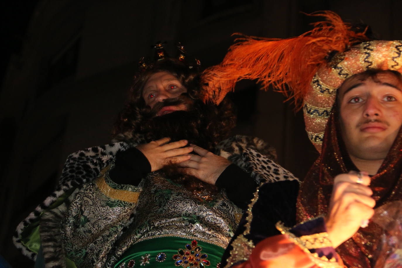 Miles de personas acuden al recorrido de la Cabalgata de los Reyes Magos por las calles de León capital.