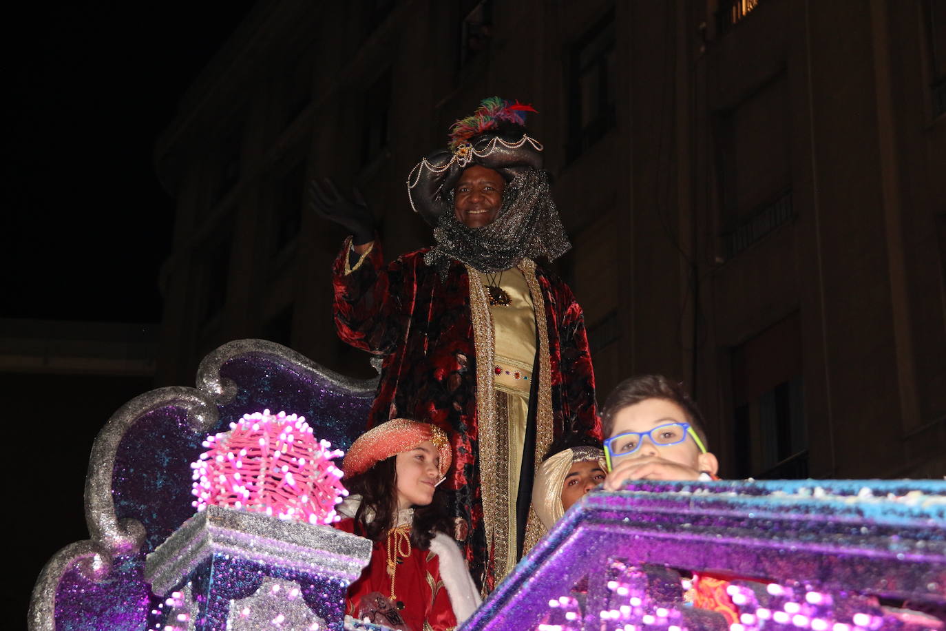 Miles de personas acuden al recorrido de la Cabalgata de los Reyes Magos por las calles de León capital.