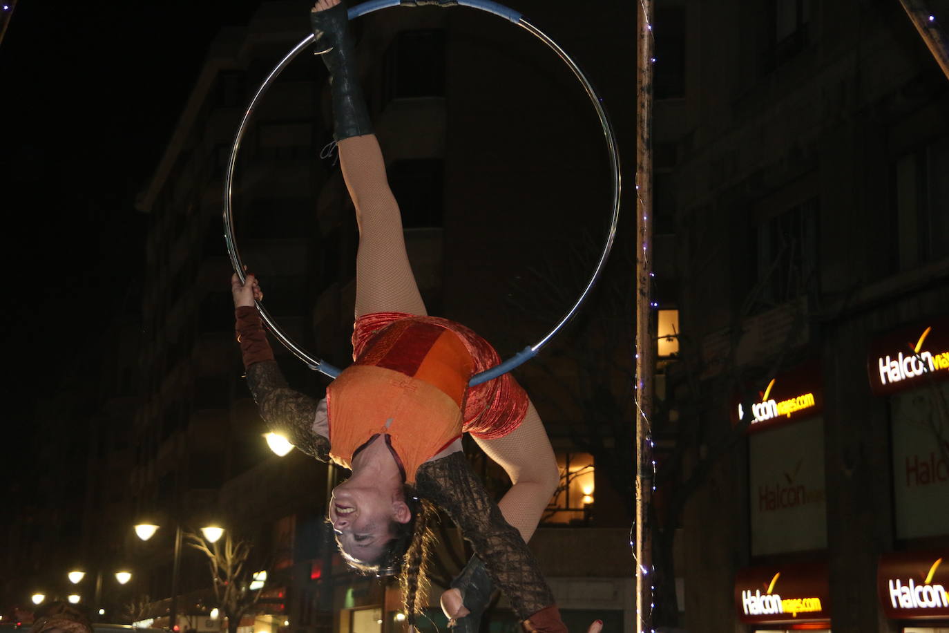 Miles de personas acuden al recorrido de la Cabalgata de los Reyes Magos por las calles de León capital.