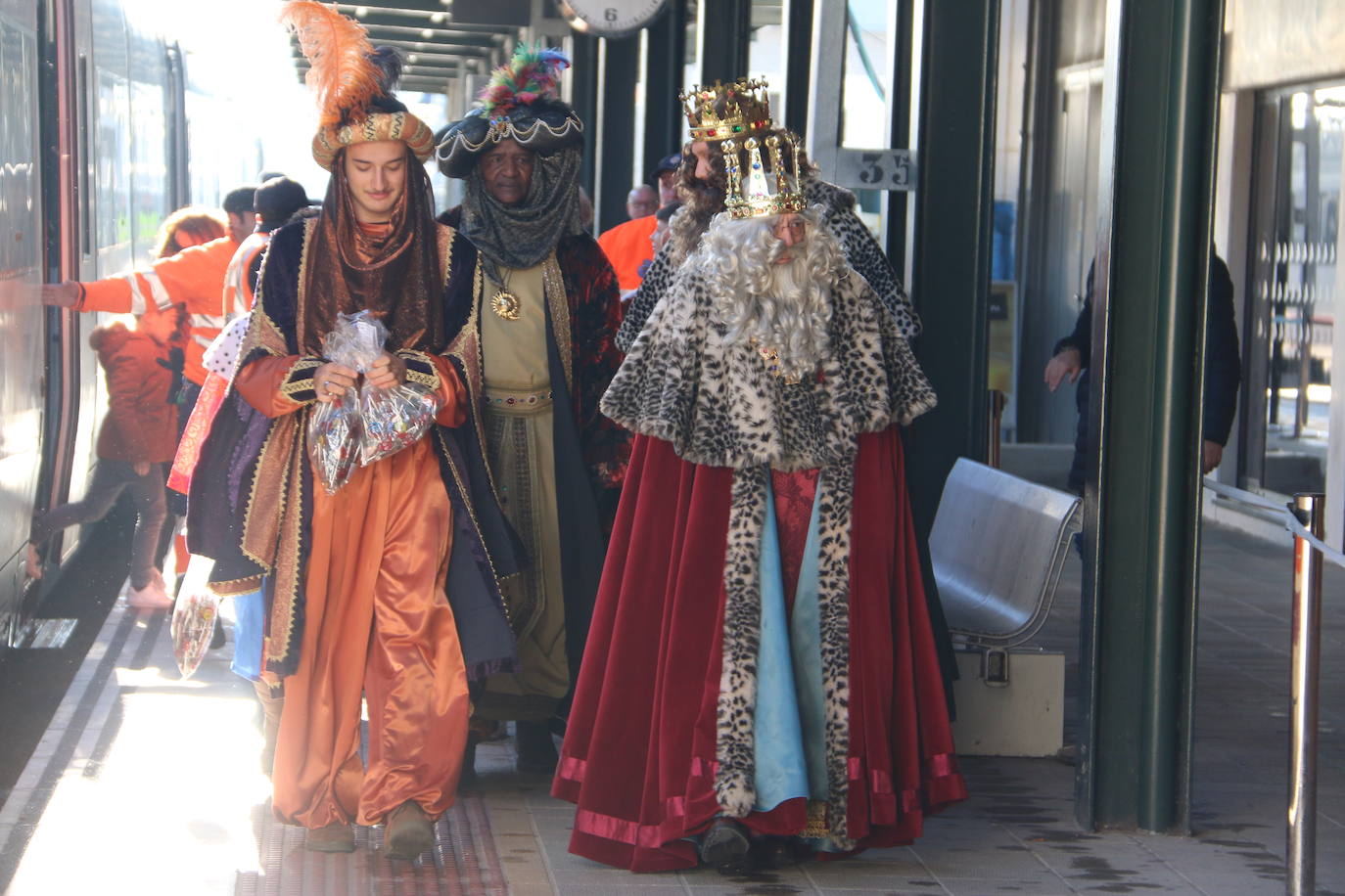 El viaje no era menor y por eso han llegado con retraso sobre su hora prevista. A las 11.15 horas y llegados directamente desde Oriente, los Reyes Magos han pisado León para ser recibidos por una legión de niños emocionados por encontrarse con ellos un año más.