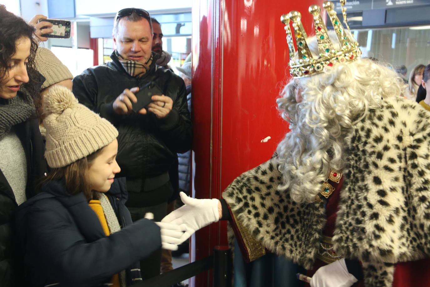 El viaje no era menor y por eso han llegado con retraso sobre su hora prevista. A las 11.15 horas y llegados directamente desde Oriente, los Reyes Magos han pisado León para ser recibidos por una legión de niños emocionados por encontrarse con ellos un año más.