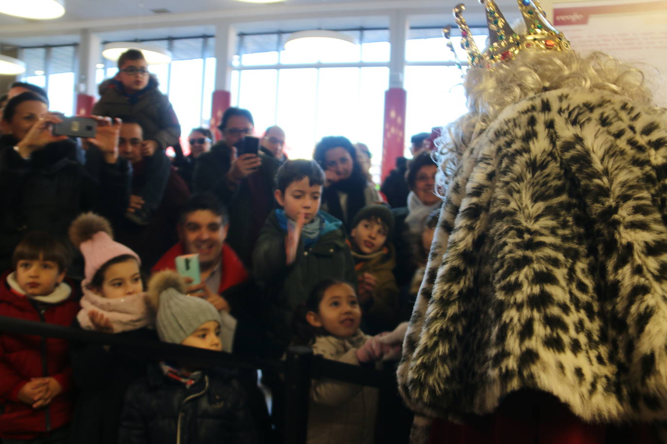 El viaje no era menor y por eso han llegado con retraso sobre su hora prevista. A las 11.15 horas y llegados directamente desde Oriente, los Reyes Magos han pisado León para ser recibidos por una legión de niños emocionados por encontrarse con ellos un año más.