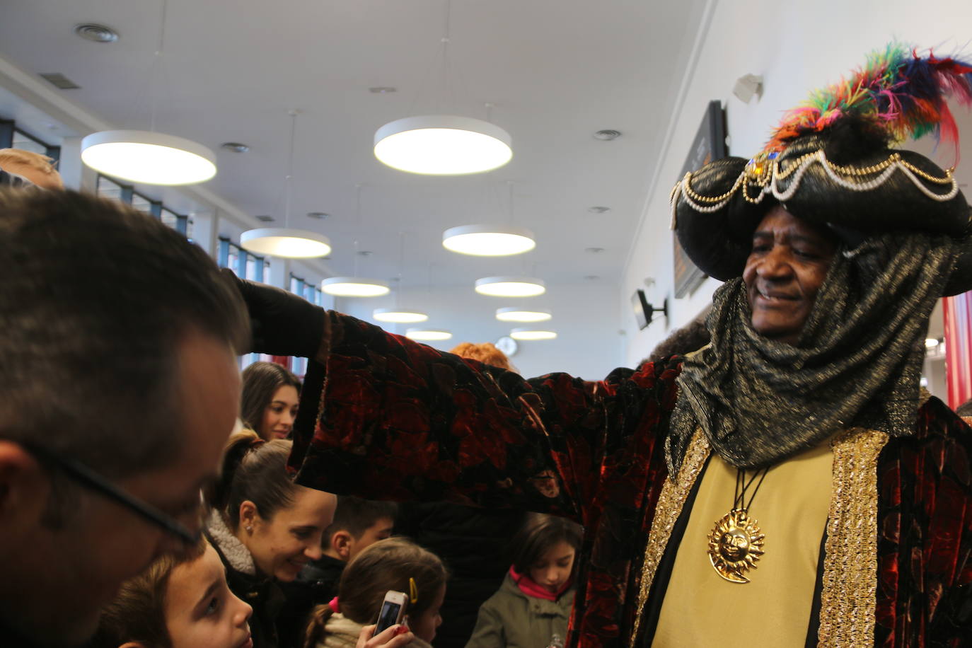 El viaje no era menor y por eso han llegado con retraso sobre su hora prevista. A las 11.15 horas y llegados directamente desde Oriente, los Reyes Magos han pisado León para ser recibidos por una legión de niños emocionados por encontrarse con ellos un año más.