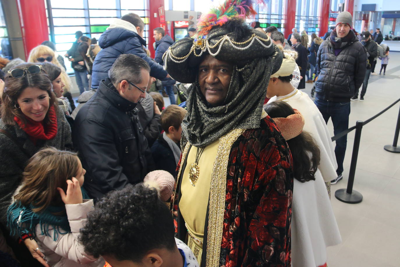 El viaje no era menor y por eso han llegado con retraso sobre su hora prevista. A las 11.15 horas y llegados directamente desde Oriente, los Reyes Magos han pisado León para ser recibidos por una legión de niños emocionados por encontrarse con ellos un año más.