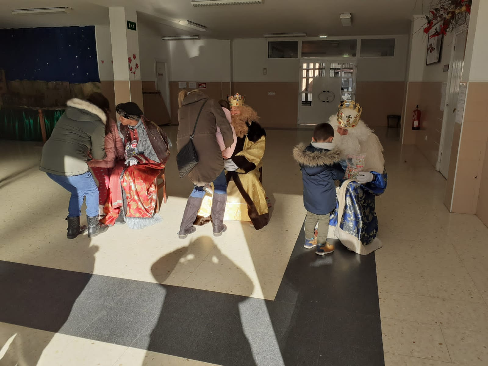 Los Reyes Magos se han dirigido al pabellón Camino de Santiago, donde han concluido su estancia en San Andrés con una fiesta con hinchables.