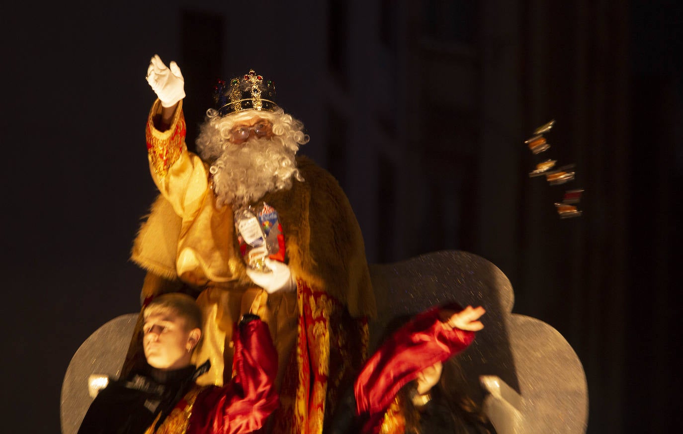 Sus Majestades llegan a la capital berciana en una gran cabalgata de luces