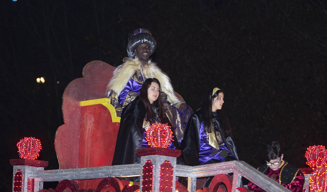 Sus Majestades llegan a la capital berciana en una gran cabalgata de luces