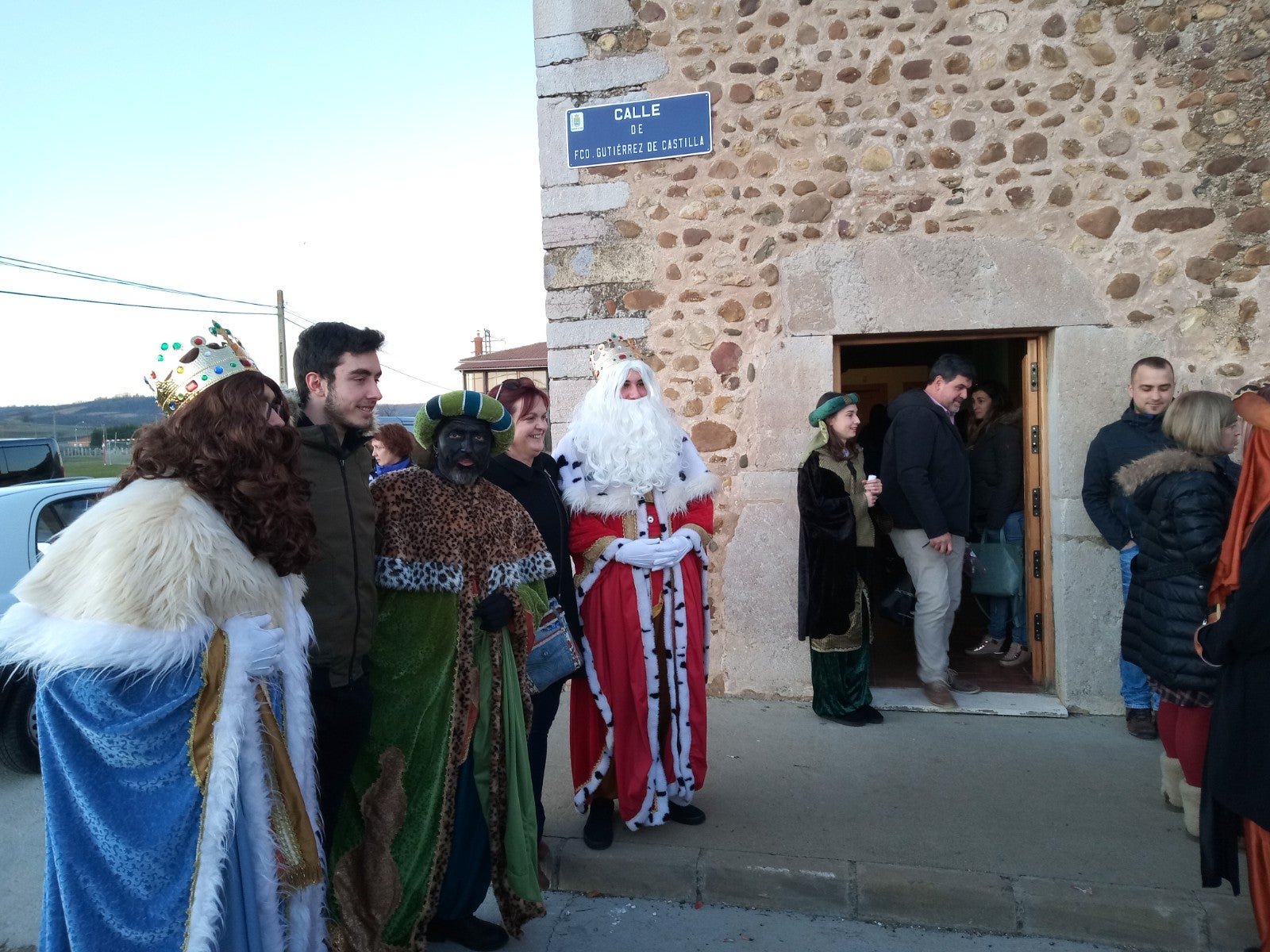 Sus Majestades recorren en vía estrecha la distancia entre Oriente y la localidad leonesa