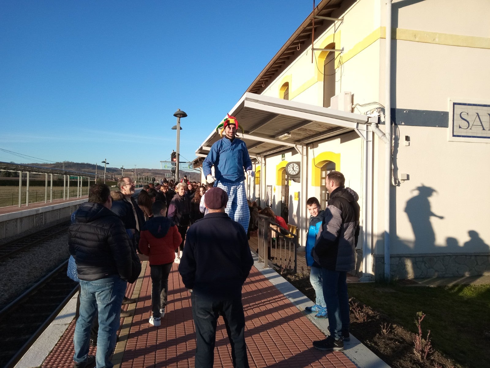 Sus Majestades recorren en vía estrecha la distancia entre Oriente y la localidad leonesa