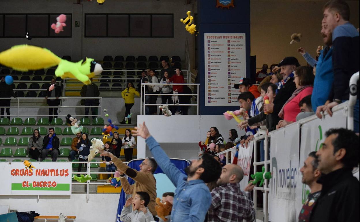 Lanzamiento de peluches a la pista.