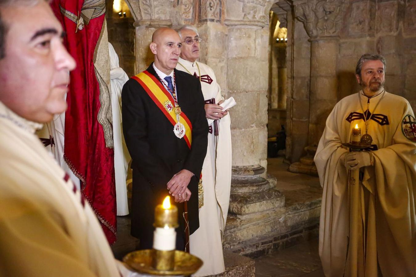 El alcalde de León, Jose Antonio Diez, junto a la corporación municipal, asiste a la misa y responso por los Reyes de León que organiza la Ilustre, Real e Imperial Cofradía del Milagroso Pendón de San Isidoro