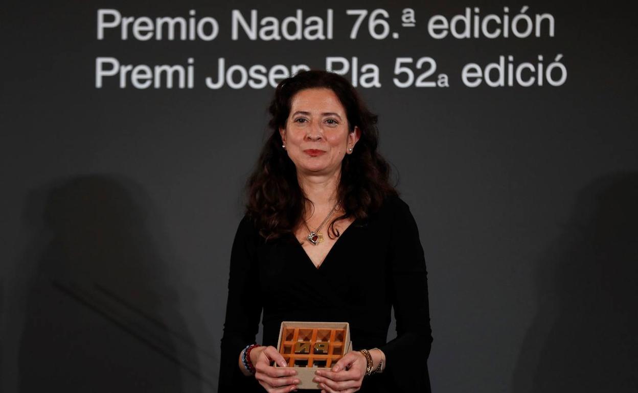Ana Merino posa con el premio Nadal.